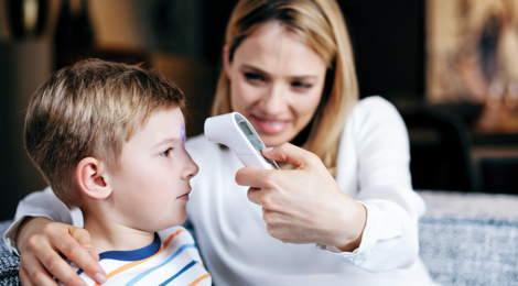 Das neue Stirn-Thermometer NC 200 erleichtert die berührungslose Temperaturmessung dank der neuen Auto-Messung, Positionierungshilfe, Distanzkontrolle und Single-Spot Technik.